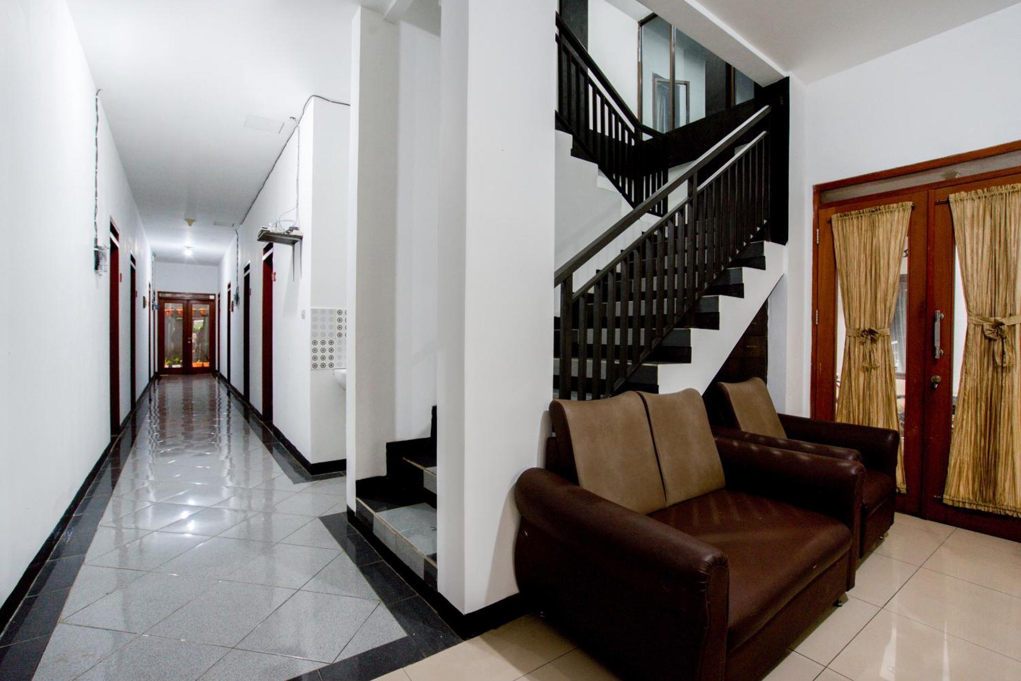 Oyo 3029 Diamond Cisitu Syariah Hotel 2*