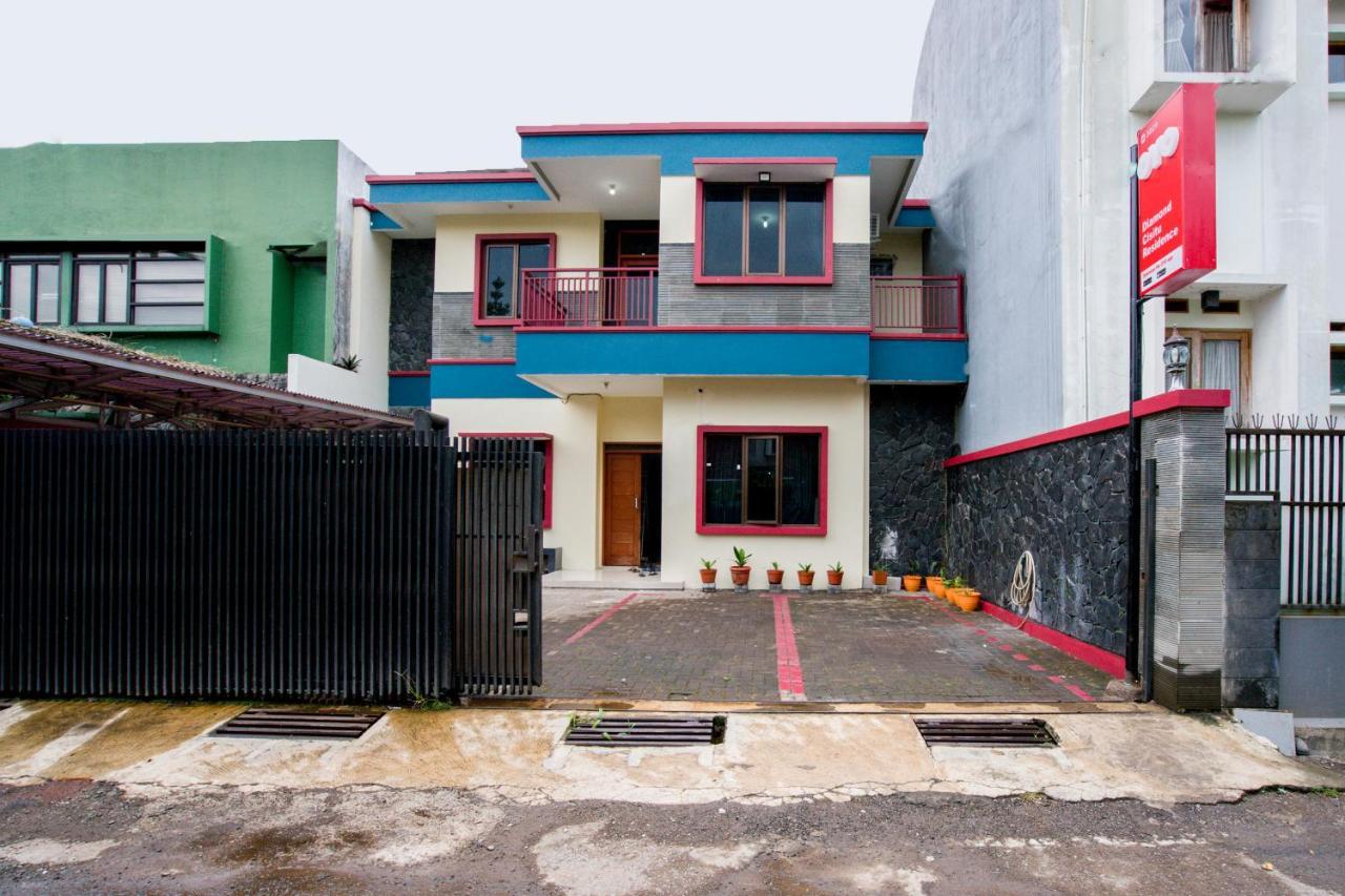 Hotel Oyo 3029 Diamond Cisitu Syariah 2*